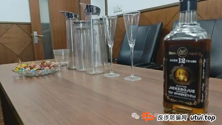 见女网友一顿饭花了3000多元 30余人遭遇“酒托诈骗”5天蚀财10万(2)